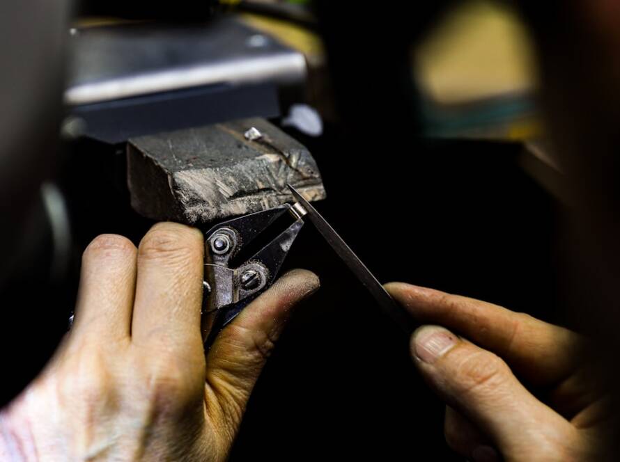 photo 1622424751566 d9f68043d404 - Atelier création bijoux Lucile Favrat Cosne sur Loire